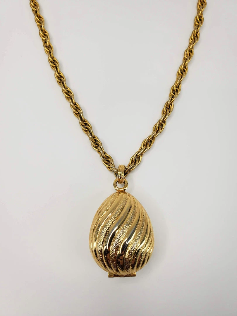 Violet's Coffre Vintage Avon Shell Locket With Fragrance - 1 Of 1 4 Violet's Coffre Vintage Avon Shell Locket With Fragrance - 1 Of 1