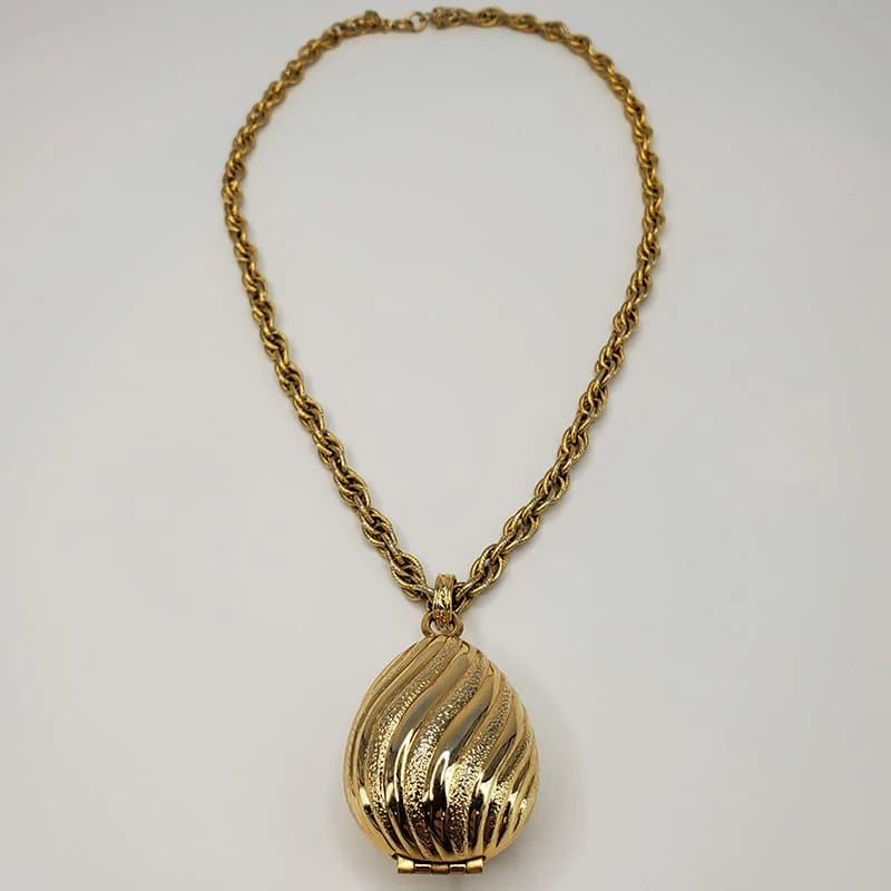 Violet's Coffre Vintage Avon Shell Locket With Fragrance - 1 Of 1 3 Violet's Coffre Vintage Avon Shell Locket With Fragrance - 1 Of 1