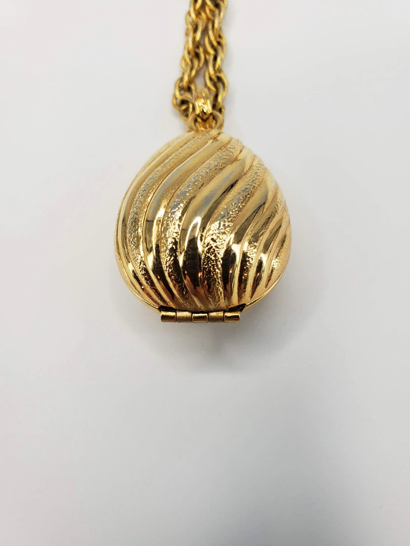Violet's Coffre Vintage Avon Shell Locket With Fragrance - 1 Of 1 5 Violet's Coffre Vintage Avon Shell Locket With Fragrance - 1 Of 1
